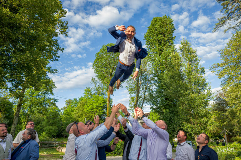 Le marié s'envoie en l'air pour une photo de groupe insolite