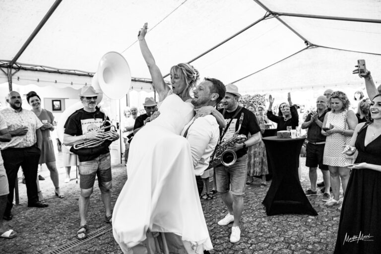 Durant l'apéritif une banda met une super ambiance