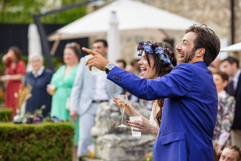 Des mariés qui rigolent avec leurs amis durant le vin d'honneur