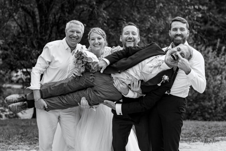 Une photo du marié porté avec une touche d'humour