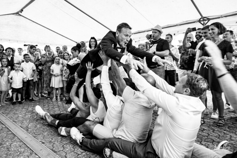 Le marié profite de l'ambiance de l'orchestre pour se faire honorer par ses amis