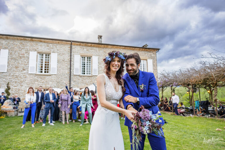 Des mariés prêts pour le lancer du bouquet de la mariée