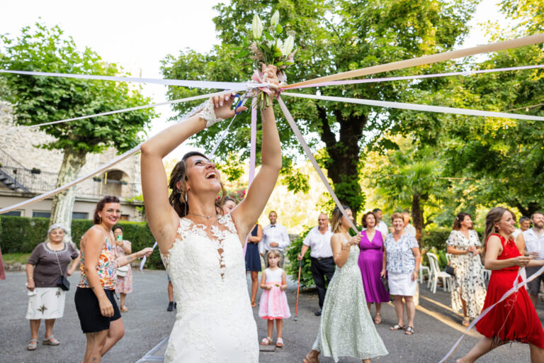 Le jeu du ruban : une manière originale pour la mariée de remettre son bouquet à une prétendante