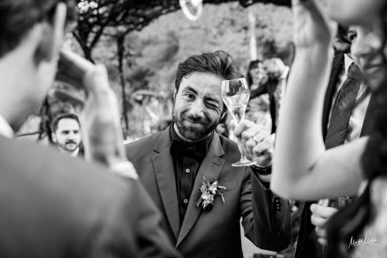 le marié trinque avec ses amis et profite de chaque instant du vin d'honneur