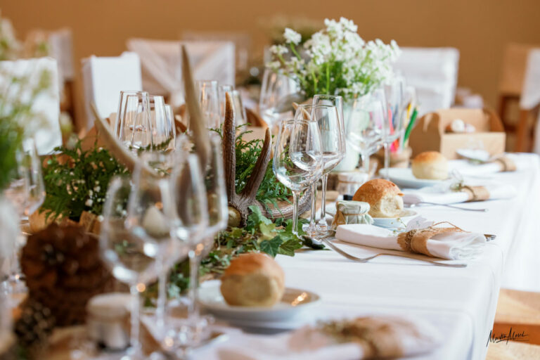 La décoration de la table des mariés a été soignée jusqu'au moindre détails