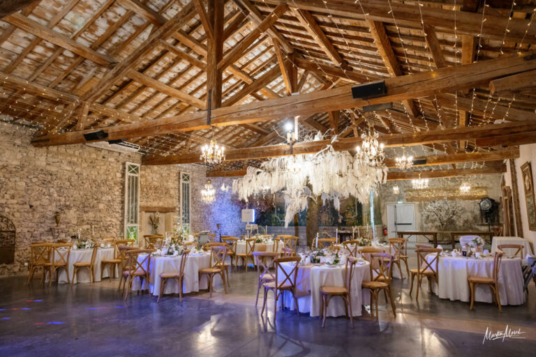 La magnifique salle de mariage du Domaine de Sarson avec une décoration plus que soignée