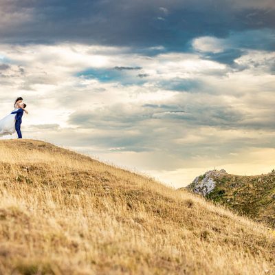 Le marié porte sa femme au milieu de la montagne