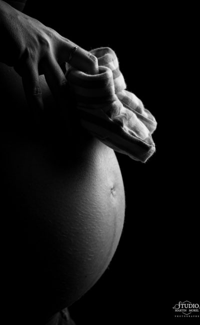 ventre de femme enceinte et chaussons Studio Martin Morel photographe grossesse Grenoble